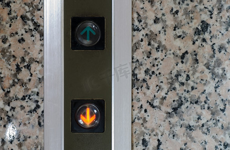电梯按钮摄影照片_向下标志的电梯按钮