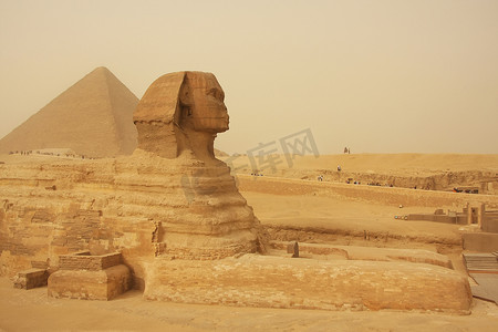 沙尘暴中的胡夫狮身人面像和大金字塔，开罗