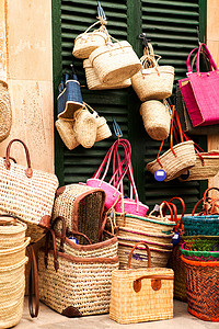 夏季市场销售中手工制作的彩色草编手袋
