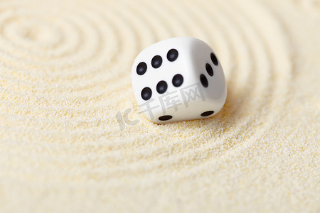 对角构图摄影照片_白色骰子沙子中的抽象构图 — 禅园