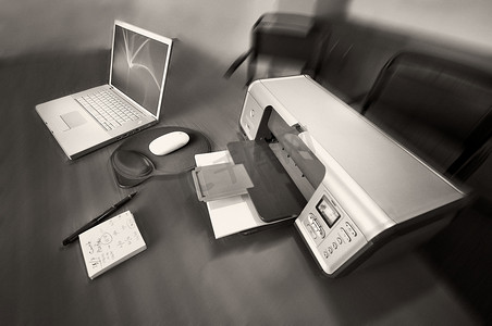 电脑鼠标鼠标垫摄影照片_笔记本电脑和打印机