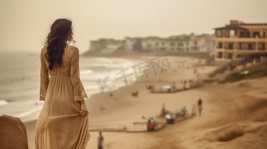 连衣裙亚洲女性摄影照片_一位在海边穿着米色连衣裙的亚洲女性