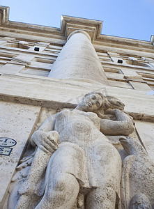 米兰交易所大楼的女人雕像