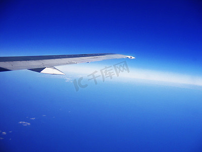 蓝色航天航空摄影照片_飞机机翼