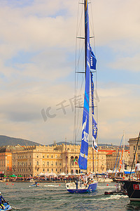 Esimit Europa 2 是第 46 届 Barcolana 帆船赛的冠军，的里雅斯特