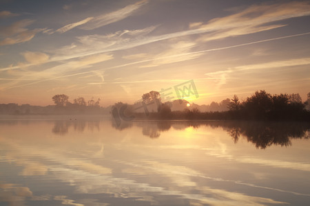 太阳表面摄影照片_在河的有薄雾的日出