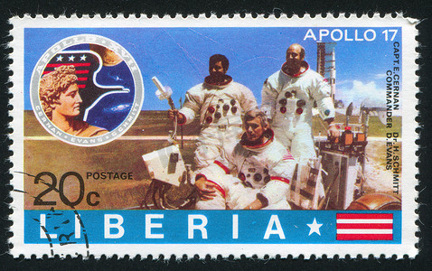 阿波罗徽章和宇航员在发射台上