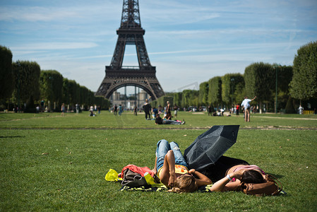 巴黎埃菲尔铁塔上撑伞的游客