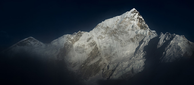 日落前喜马拉雅登顶珠穆朗玛峰和努子峰