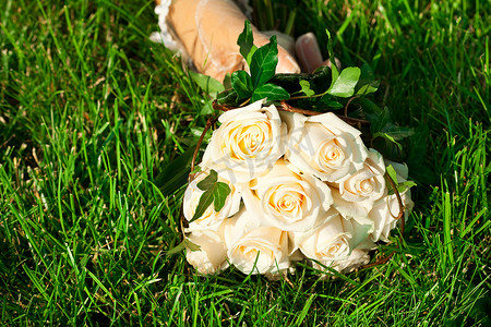 新娘手捧花躺在绿草上