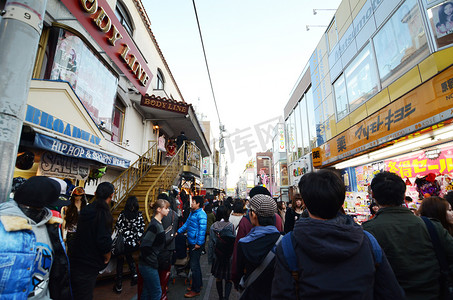 东京-11 月 24 日：人们步行穿过原宿附近的 Takeshita Dori
