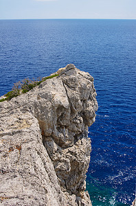 随地吐痰摄影照片_在地中海的岩石海角