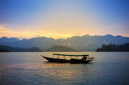 在日落的传统泰国长的尾巴小船，素叻他尼，泰国