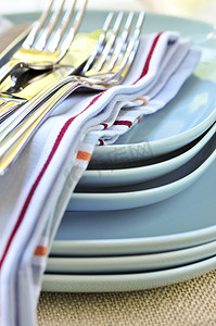 餐具刀和叉摄影照片_盘子和餐具