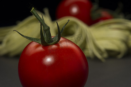 用于在面食中烹饪的成熟农场新鲜番茄