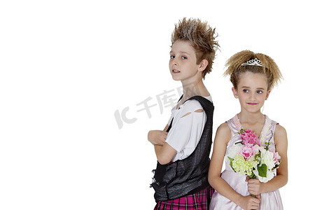 朋克男孩与伴娘在白色背景上手持花束的肖像照片