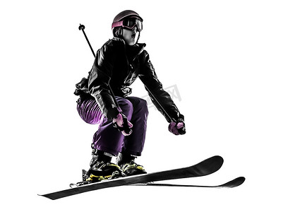 一名女子滑雪者滑雪跳跃剪影