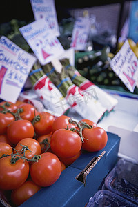 市场摊位出售的西红柿