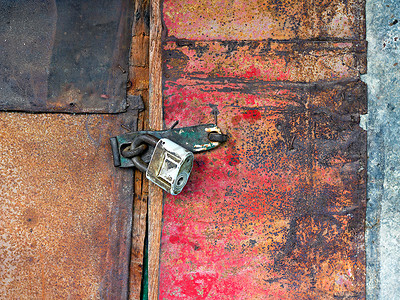 谷仓门上的旧挂锁