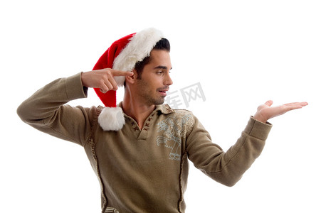 年轻人戴着圣诞帽，向他的手示意