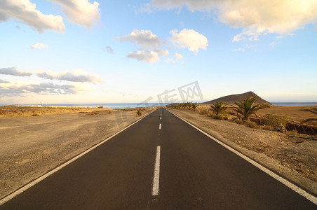 沙漠之路摄影照片_沙漠中的孤独之路
