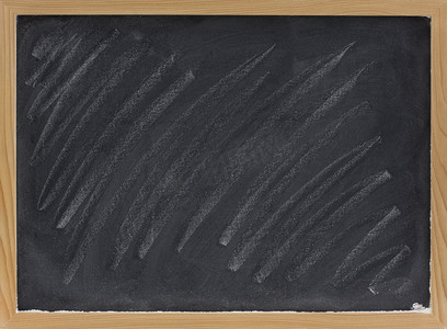 有粉笔污点的空白的黑板