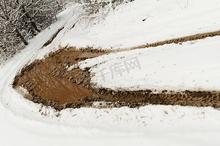 泥泞的雪地上的车轮印