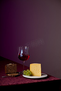 一块奶酪，一串葡萄和红酒