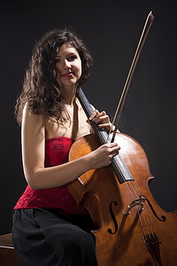 拉大提琴的年轻女子