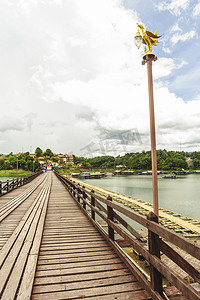 泰国宋卡武里的传统长木孟桥。