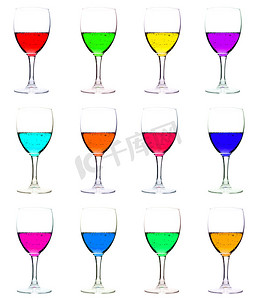 紫色酒杯摄影照片_多色液体酒杯