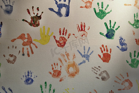 五颜六色的手放在墙上