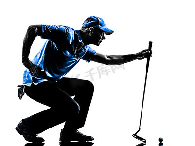下蹲剪影摄影照片_男子高尔夫球手打高尔夫球蹲下的剪影