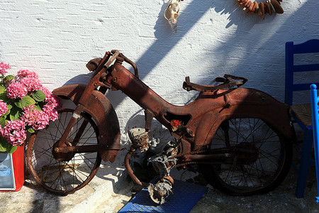 锈迹斑斑摄影照片_锈迹斑斑的旧摩托车并没有失去它的魅力