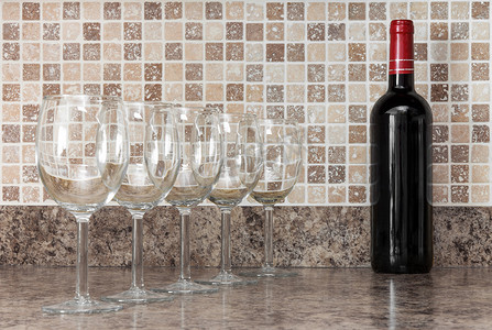 一瓶酒摄影照片_厨房台面上的一瓶酒和玻璃杯