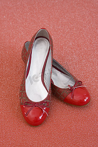 红靴子摄影照片_一双红鞋
