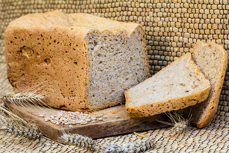 生育能力摄影照片_乡村场景中的自制面包与小麦