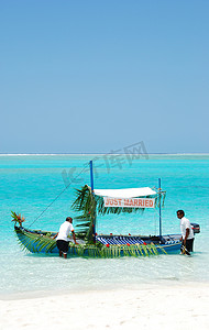 在一个热带海岛上的婚礼典型的小船