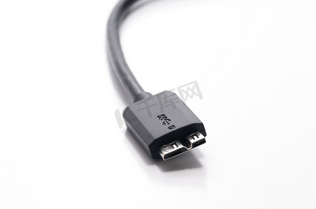 usb优盘摄影照片_白色背景的 USB 3.0 数据线