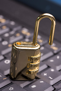 黑色笔记本键盘上的金色挂锁
