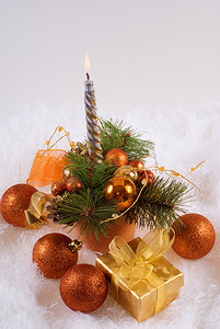 白色皮肤上的圣诞橙色球体和银蜡烛
