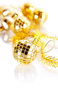 哑光圣诞球摄影照片_镜面球和新年金属丝装饰