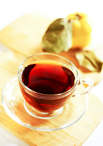 下午茶甜点和水果摄影照片_木桌上的茶和榅桲水果