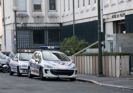 两辆法国警车在街上
