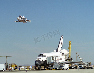 Endeavour on Runway with Columbia on SCA Overhead 项目