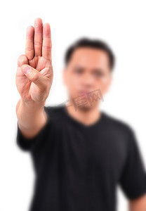 男子竖起 3 根手指支持反独裁者