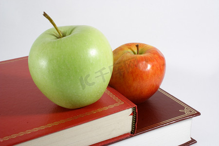 两个苹果和两本书