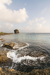 船帆摄影照片_海岸线的船帆岩