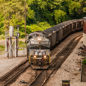 缓慢摄影照片_铁轨上缓慢移动的运煤车