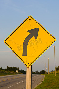 前方右转弯道路标志
